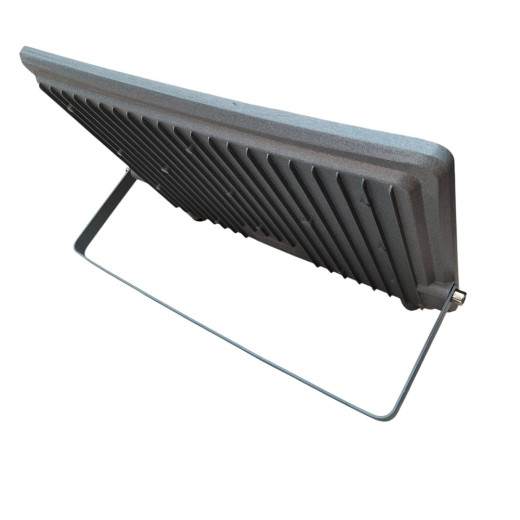 Яркий LED-прожектор Favorite для промышленных и открытых объектов